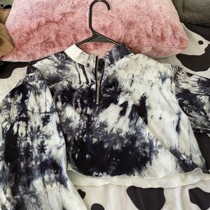 Cute long sleeve rye dye crop sweater.